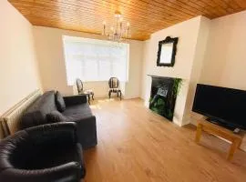 Cozy 3BD Retreat in London