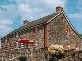 Luxury farmhouse Sleeps 8 hottub Brecon Beacons
