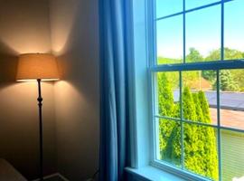 Newly Built Zen Space - Entire 3 Bed 3 Bath House in Lancaster, hotel in Midland