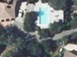 couples AMOUREUX gde propriété 4000M2 avec 2 maisons indépendantes grande piscine privée clim, Hotel in Combas
