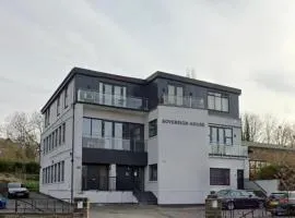 Contemporary apartment Great Location with private car park