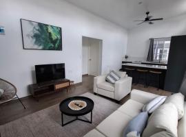 The Village Getaway- 2 Bedroom with luxury comfort and convenience、アピアのホテル