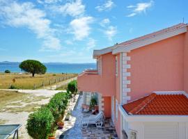 Al Mar Apartments, hotel v Ninu