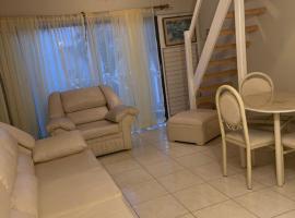 Viesnīca ar autostāvvietu Chrisanns beach resorts pilsētā Kupuis