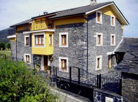 Apartamentos Rurales Los Galpones, family hotel in Coaña