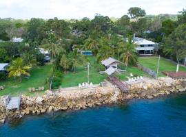Belle's on Ballow - Kookaburra Lodge - Absolute Waterfront, cabin in Amity Point