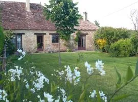Charmante Maison de Campagne avec Jardin Clôturé, Cheminée et Wi-Fi Proche de la Dordogne - FR-1-616-150