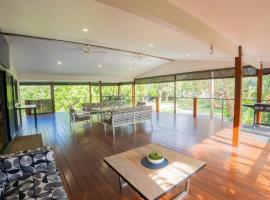 Amity Escape - Sleeps 12, ξενοδοχείο σε Amity Point