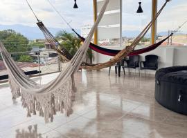 Apartamento con terraza privada y jacuzzi, hotel em Tauramena