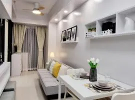 Stylish Modern Condo at Shore Residences MOA