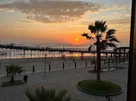 Departamento con Vista al Mar y al Muelle, beach hotel in Pimentel
