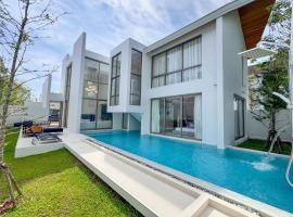 Designer 3BR Pool Villa in New Build LuxPride 4 L8 Residence, hotel in Ban Pak Lak