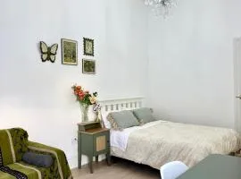 Free Parking,5 minutes to the city, 20 minutes to the airport, a single-story villa of more than 1,000 square meters in a prime location,unit 3