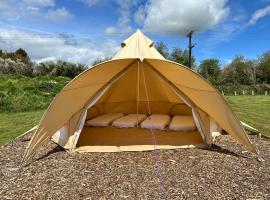 Greenfinch Lakeside Bell Tent Basic with Airbeds Only, camping de lujo en Saint Columb Major