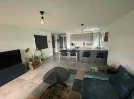 Gambarogno Locarno - Modern and Comfortable, hotel v destinaci Quartino