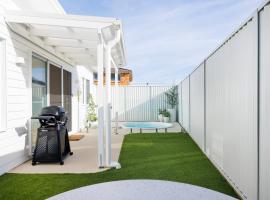 Olas Villa 6 - Plunge Pool & Walk to Beach, hotel en Anna Bay