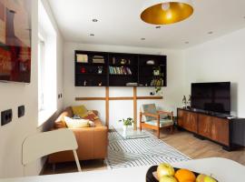 Large Two Bedroom Family APP - free parking