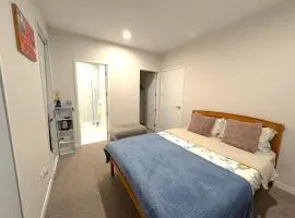 Cosy & Independent access Bedroom in Hibiscus Coast