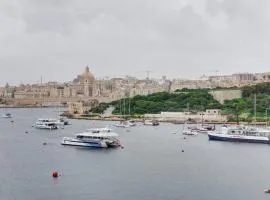 Sliema 3BDR Flat with Seaview and Jacuzzi