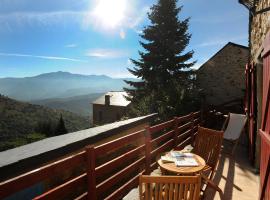 GITE MADRES- CORONAT BALCON du CANIGOU, hotel in Jujols