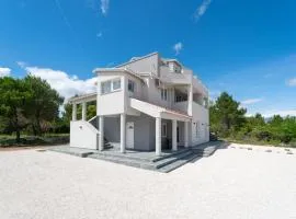 Lovely Apartment In Pridraga With Wifi