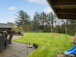 4 Bedroom Cozy Home In Hjørring