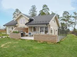4 Bedroom Cozy Home In Færvik