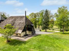 Cozy Home In Skanderborg With Lake View, hotel v destinaci Skanderborg