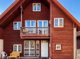 3 Bedroom Beautiful Home In Sirevåg