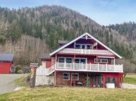 4 Bedroom Nice Home In Flornes