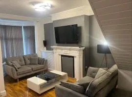 4-Guest Charm Home w Street Parking & WiFi & Party