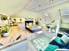 Luxe Chic Retreat - Tropical Vibes & Skylight Serenity - WiFi - Large Smart TV - Minutes Walk to Town and Beach - Sleeps 3