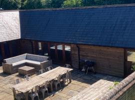 Bank Farm Apartments, guest house in Longwick