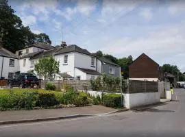Listed Character Cottage In Central Kingsbridge