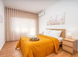 Bright & Spacious Flat w/ Balcony by Host Wise