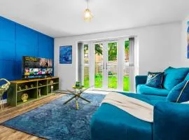 Luxury Three Bedroom House - Parking - Garden - Netflix 37SC