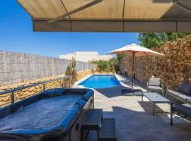 Si-Ku Holiday Home with Private Pool and Hot Tub