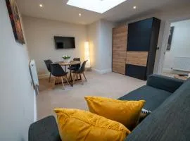 Stylish, Modern 2 Bedroom Apartment with Garden Close to Town, Hospital, Long booking Welcome