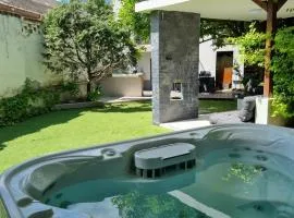 Loft Garden Villa - 4 Br, 3 Ba, Sleeps 10, 7 min to downtown