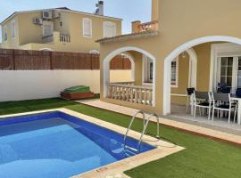 Chalet Villafranca Menorca con piscina privada, hotel in Cala'n Bosch