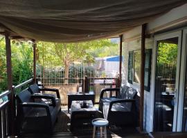 Mobil home Var, Hotel in Méounes-lès-Montrieux