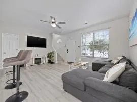 Beach Vibes Villa - 3 Bedrooms in prime location near beach with private yard!