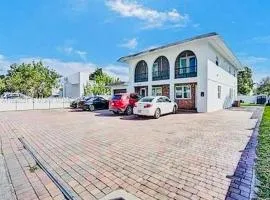 Sky Accommodation minutes from the airport FLL