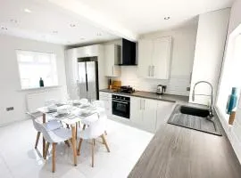 Malvern House by Blue Skies Stays