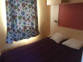 Camping 3 étoiles - Piscine - ccbbehi, hotel v destinaci Verruyes