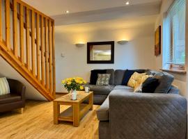 Acorn Lodge for Six with Hot Tub - Devon，查德利的木屋