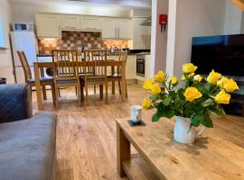 Acorn Lodge for Six with Hot Tub - Devon, hotel a Chudleigh