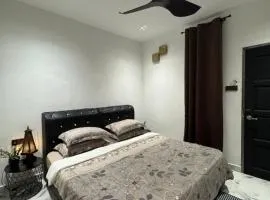 Stylish Balinimo Guest room - King Bed, Free Netflix, Prime & Wi-Fi Near Bukit Mertajam