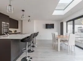 Delightful family home with parking, 8 minutes to beach