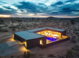 Black C House Modern w pool spa, ξενοδοχείο σε Yucca Valley